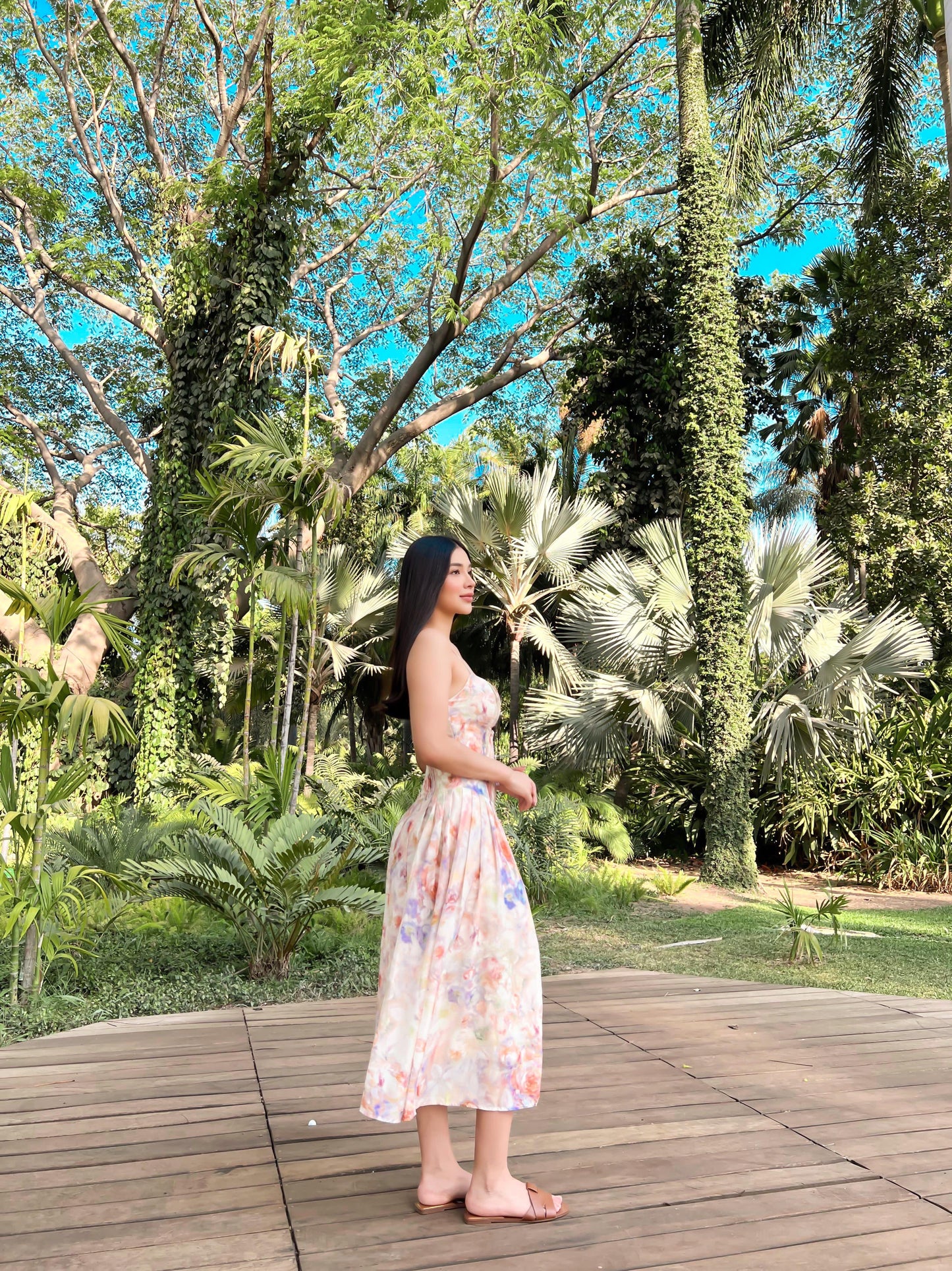 Vestido midi estampado de tirantes con vuelo