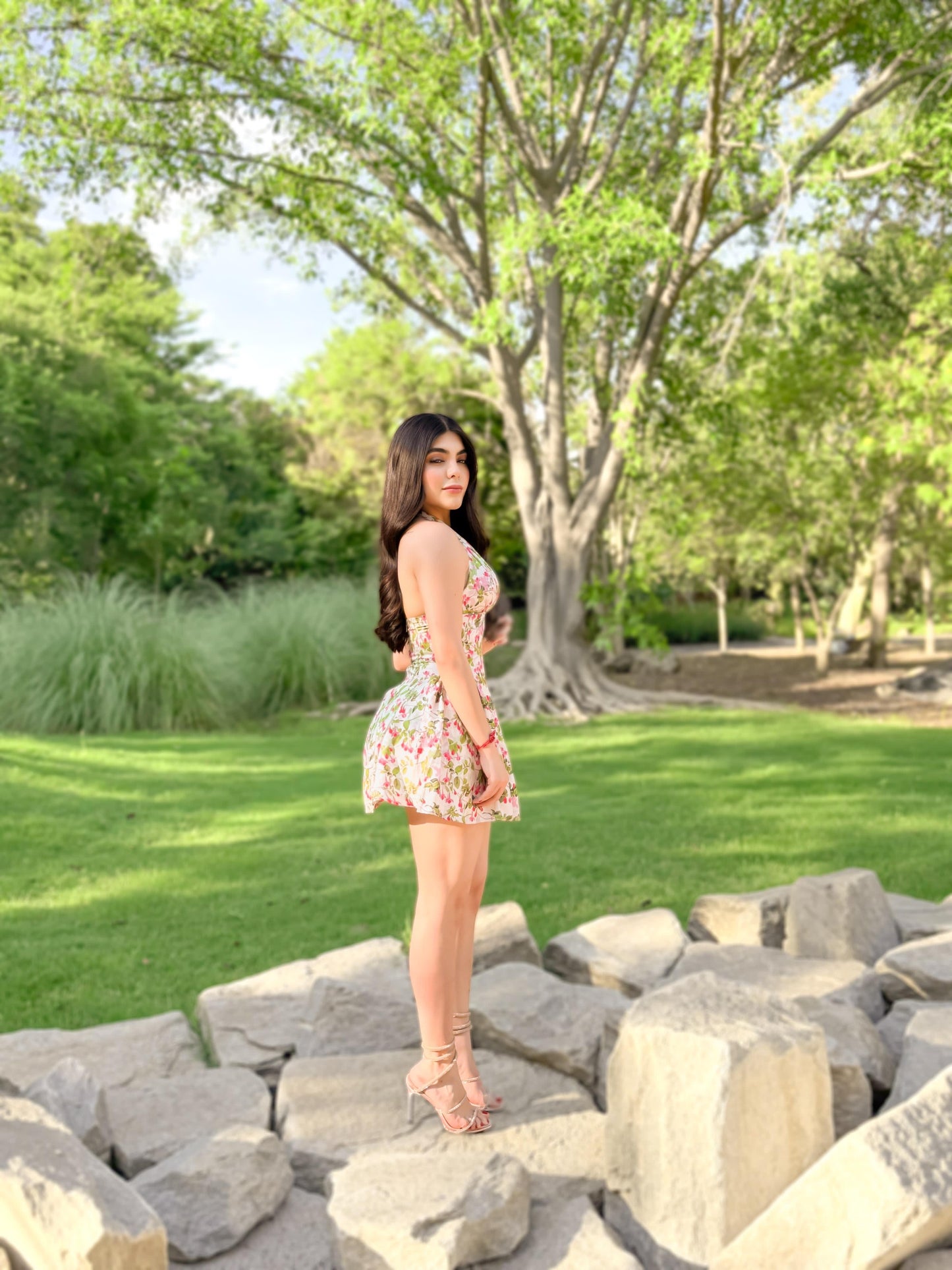 Minivestido volado con flores y escote