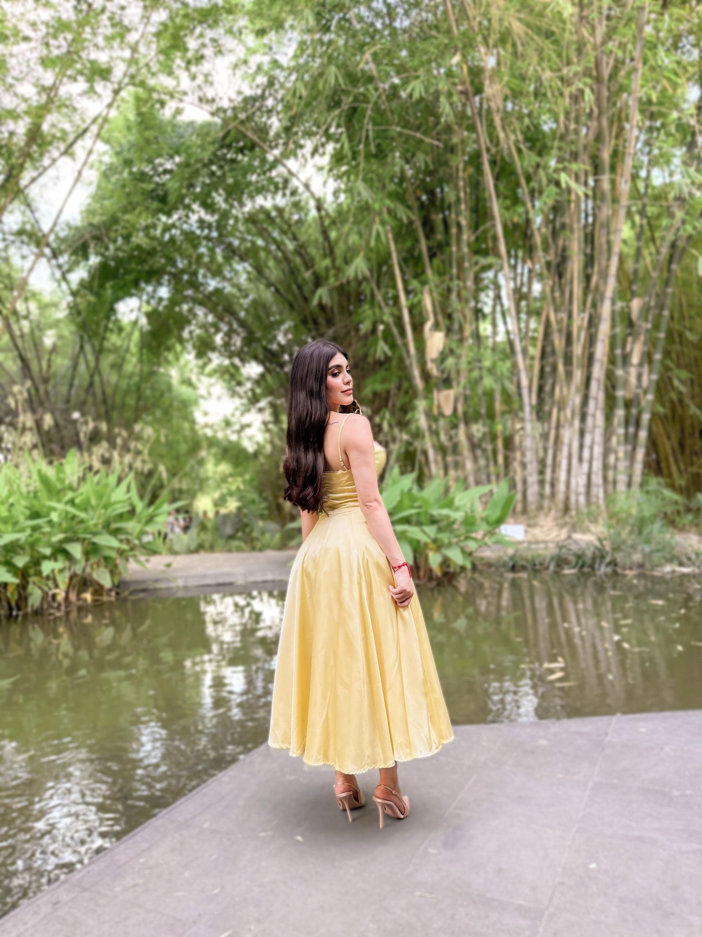 Vestido amarillo mantequilla con vuelo