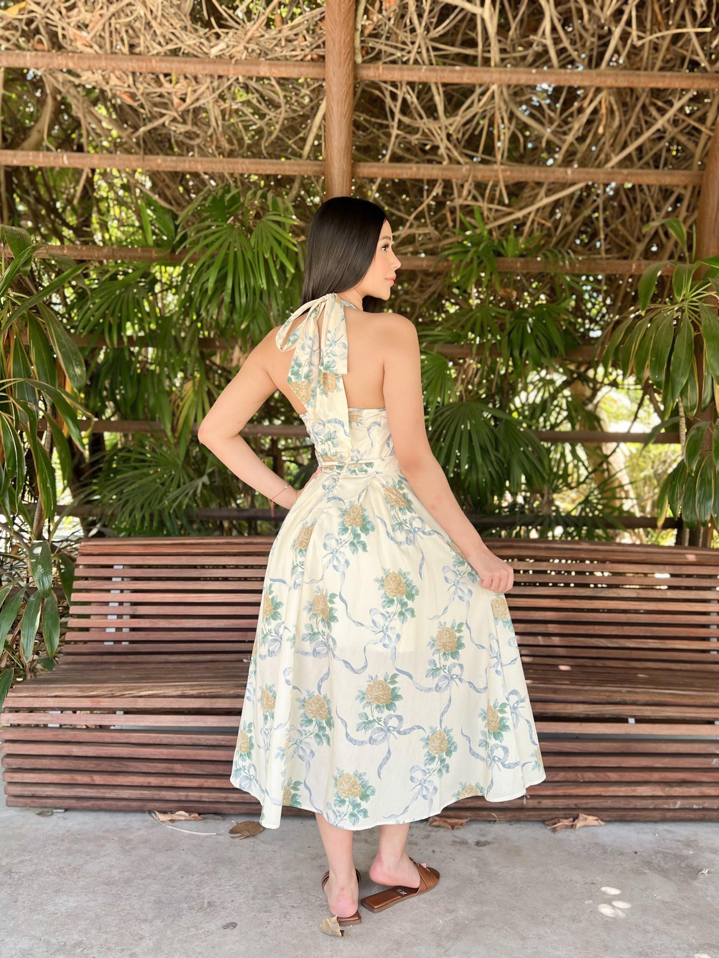 Vestido midi amarillo con vuelo