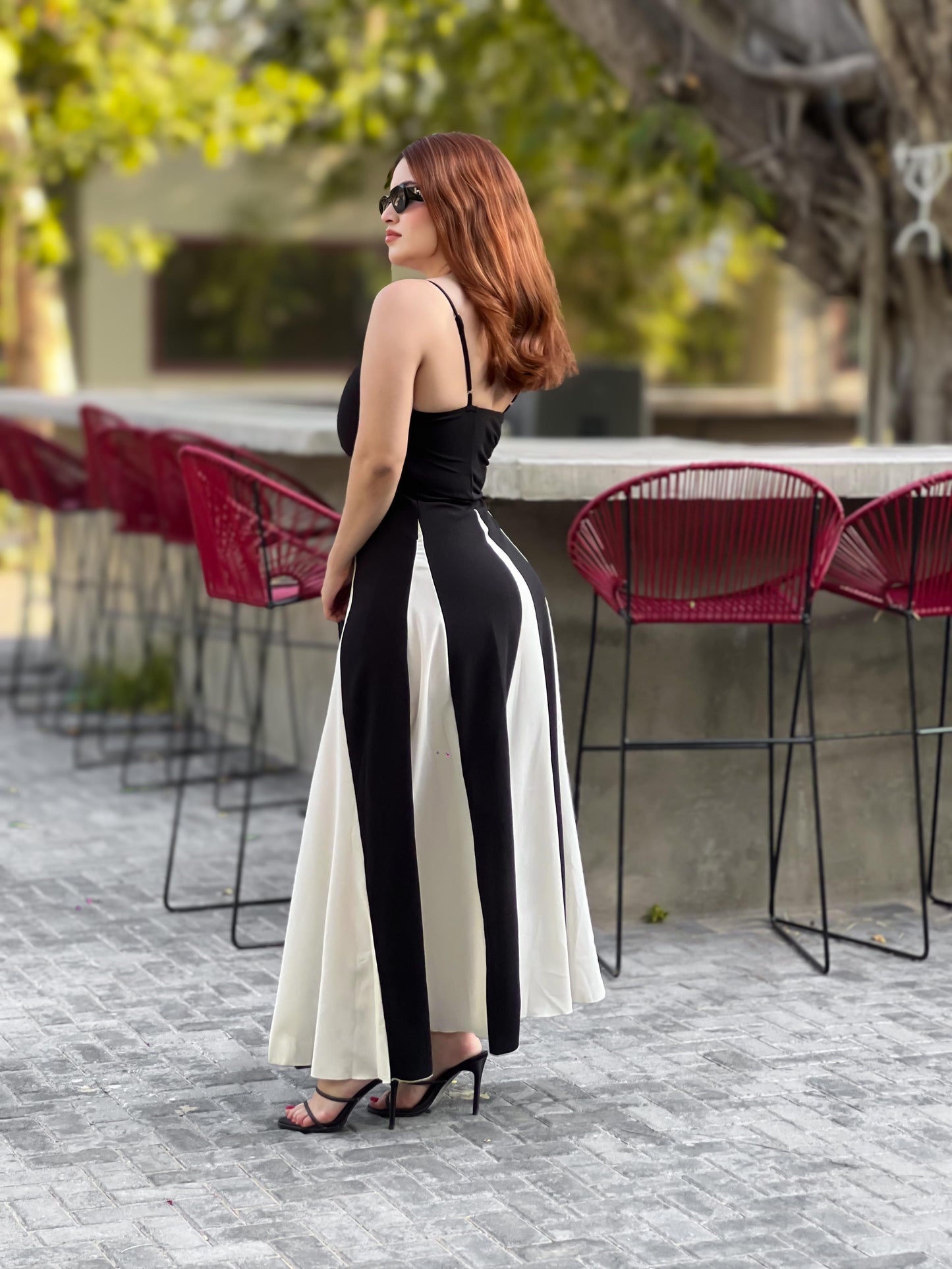 Vestido largo blanco y negro tirante