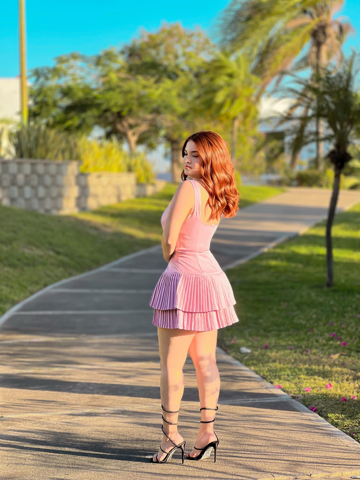 Minivestido rosa con patoles abajo