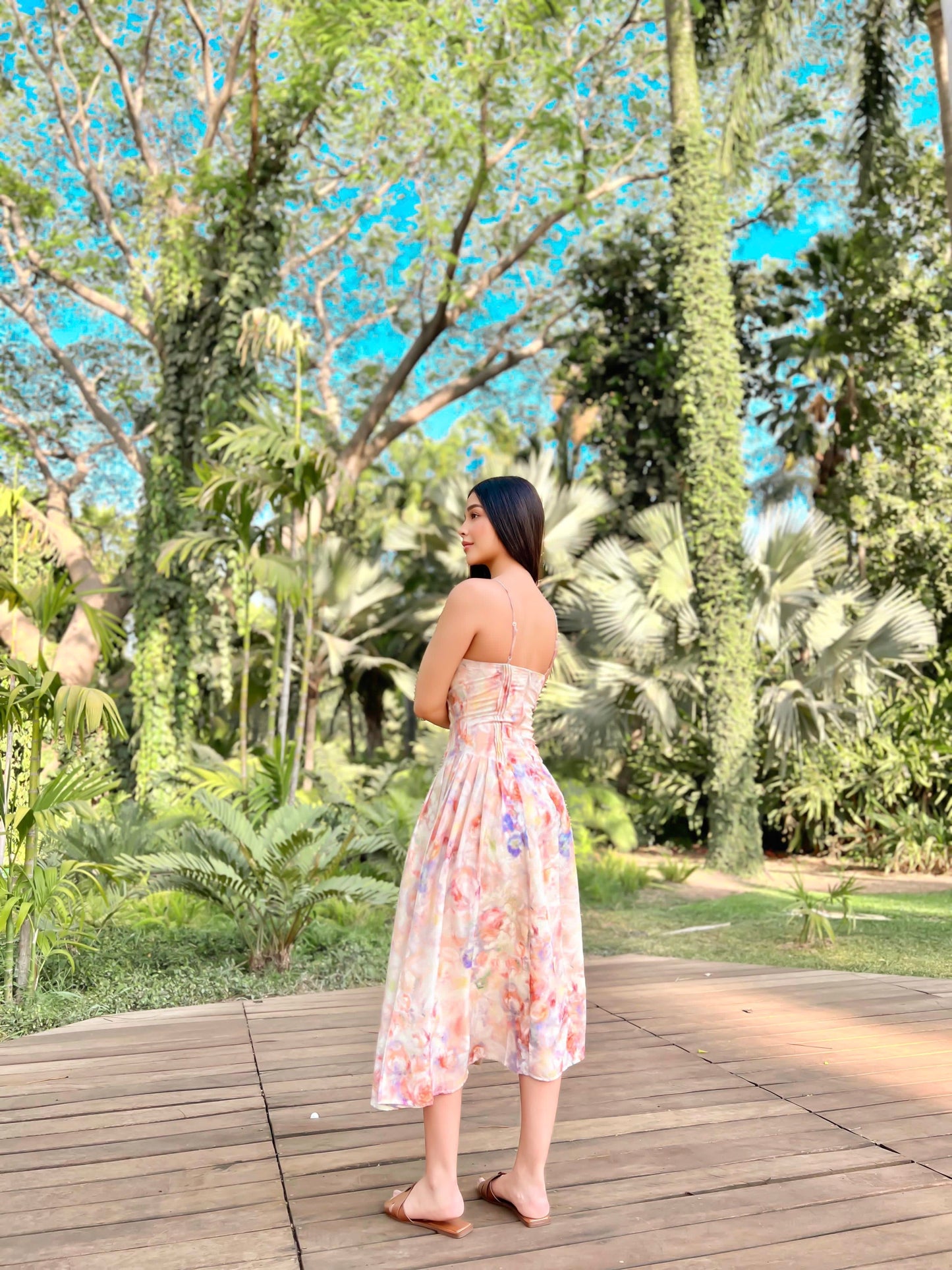 Vestido midi estampado de tirantes con vuelo