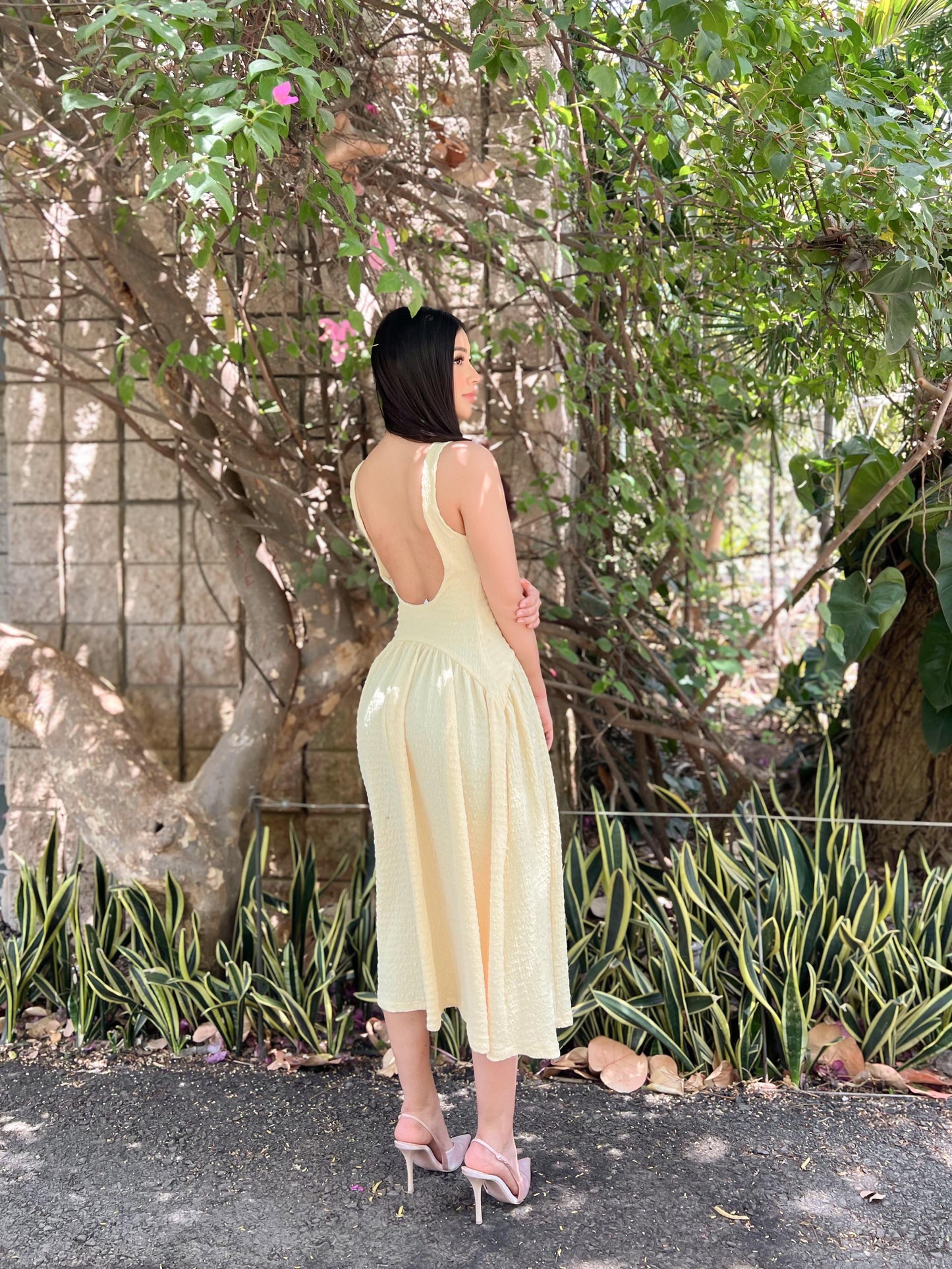 Vestido midi amarillo con vuelo