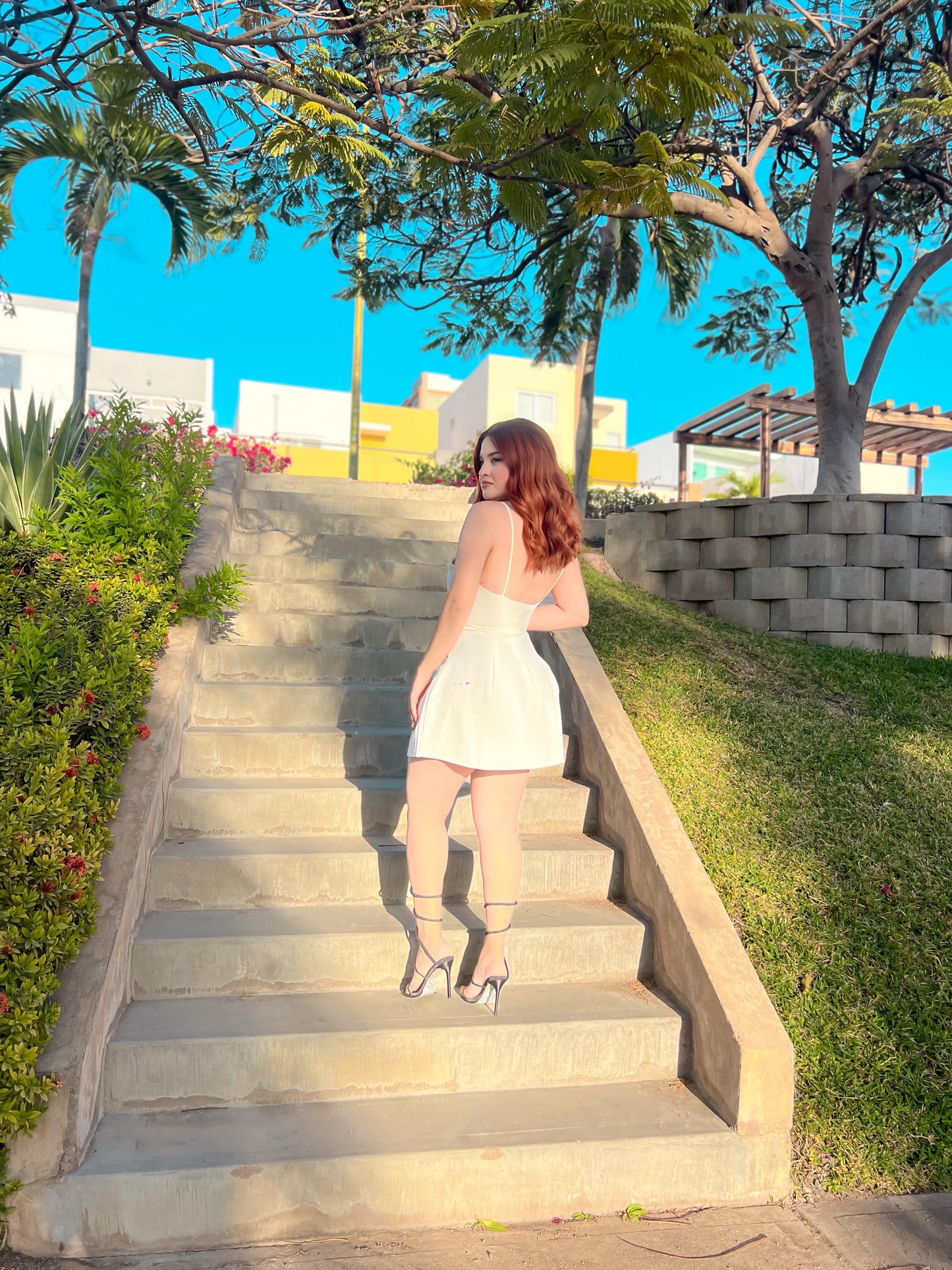 Minivestido blanco con tirantes