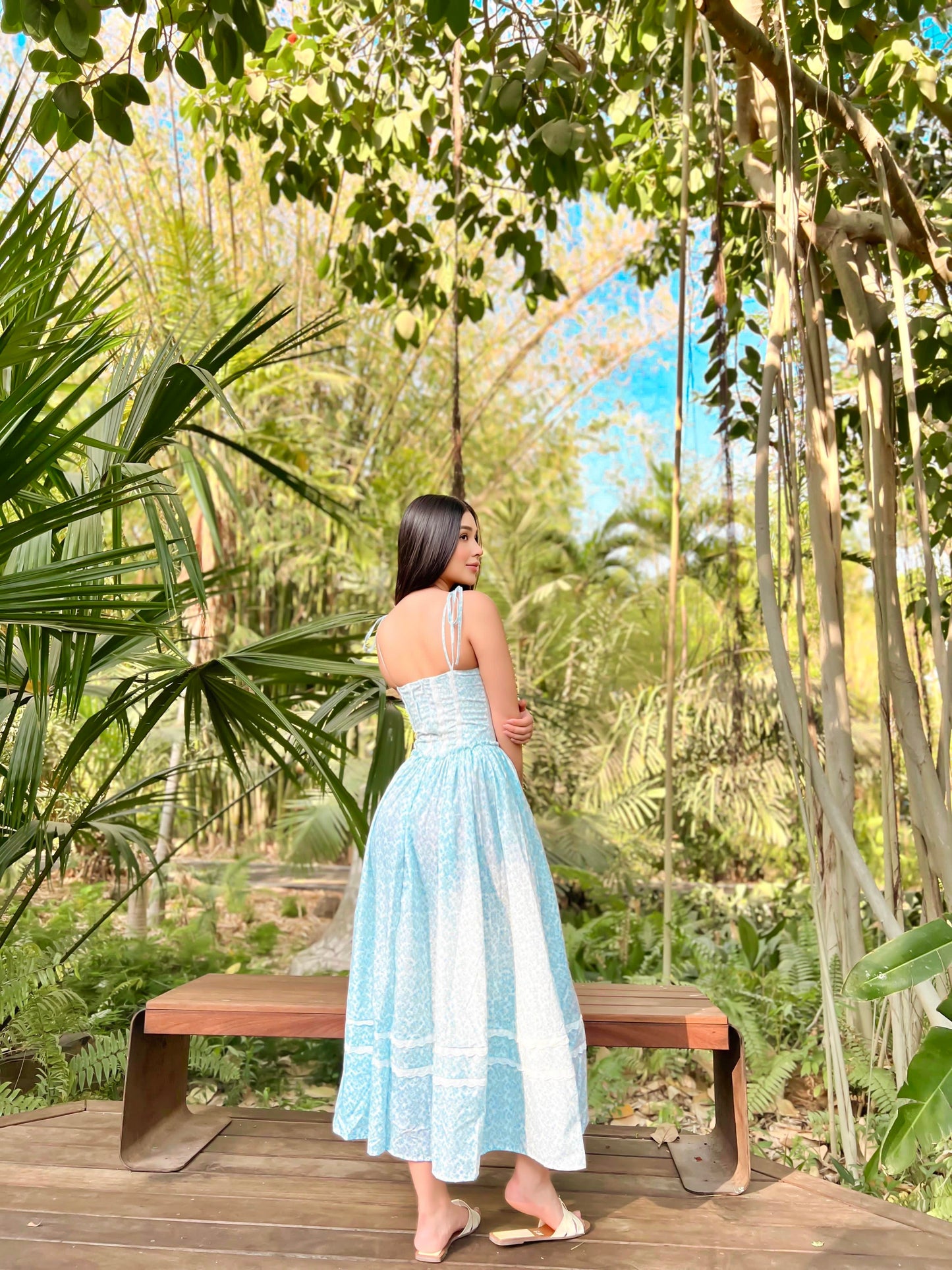 Vestido midi floral azul con bordado