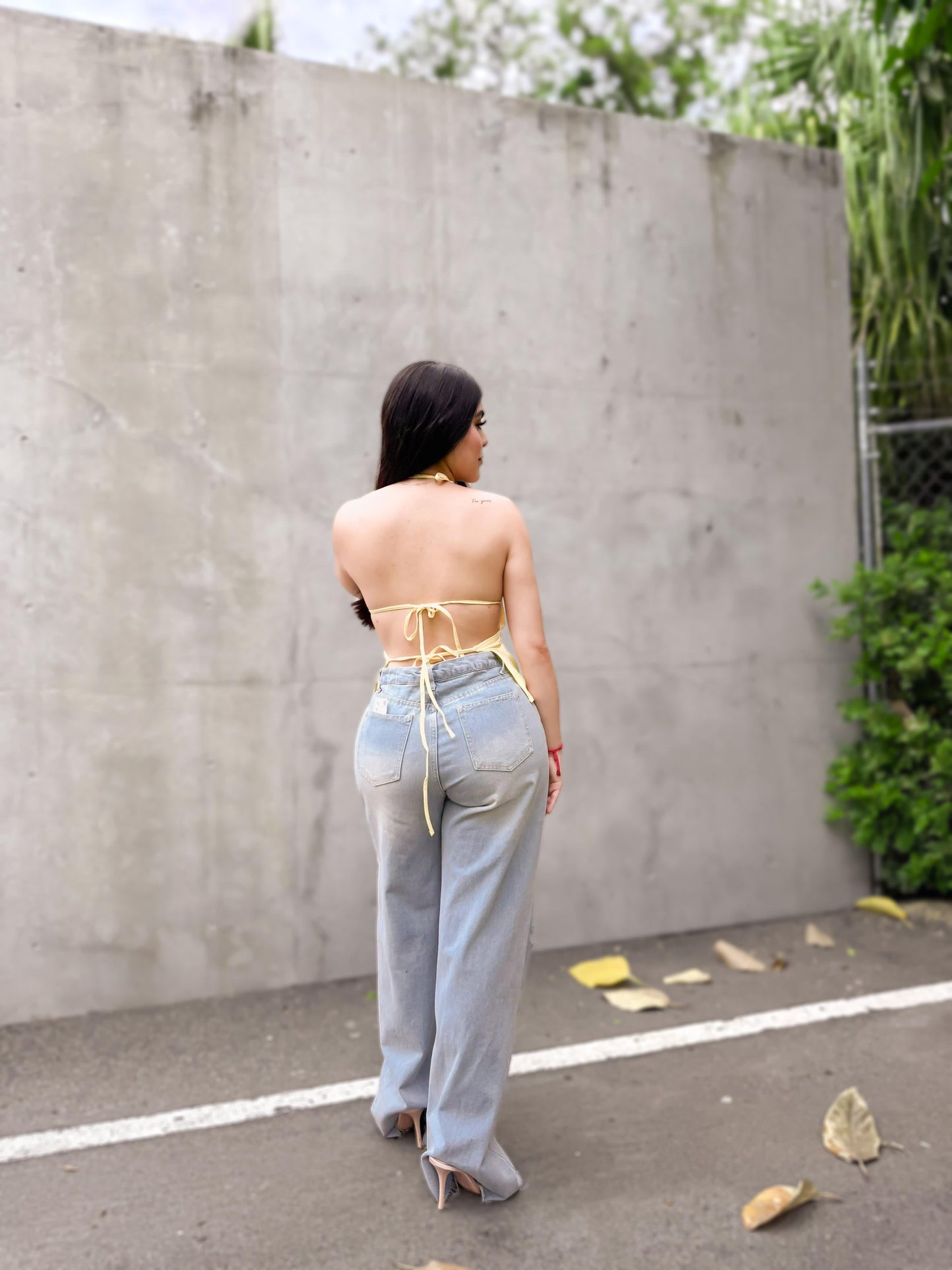 Top amarillo mantequilla con escote en espalda