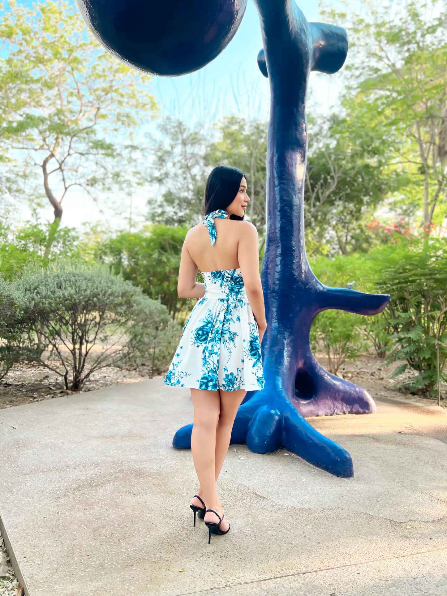 Minivestido blanco cuello halter con flores azules