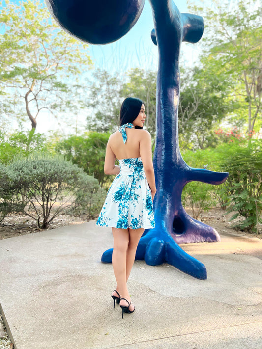 Minivestido blanco cuello halter con flores azules