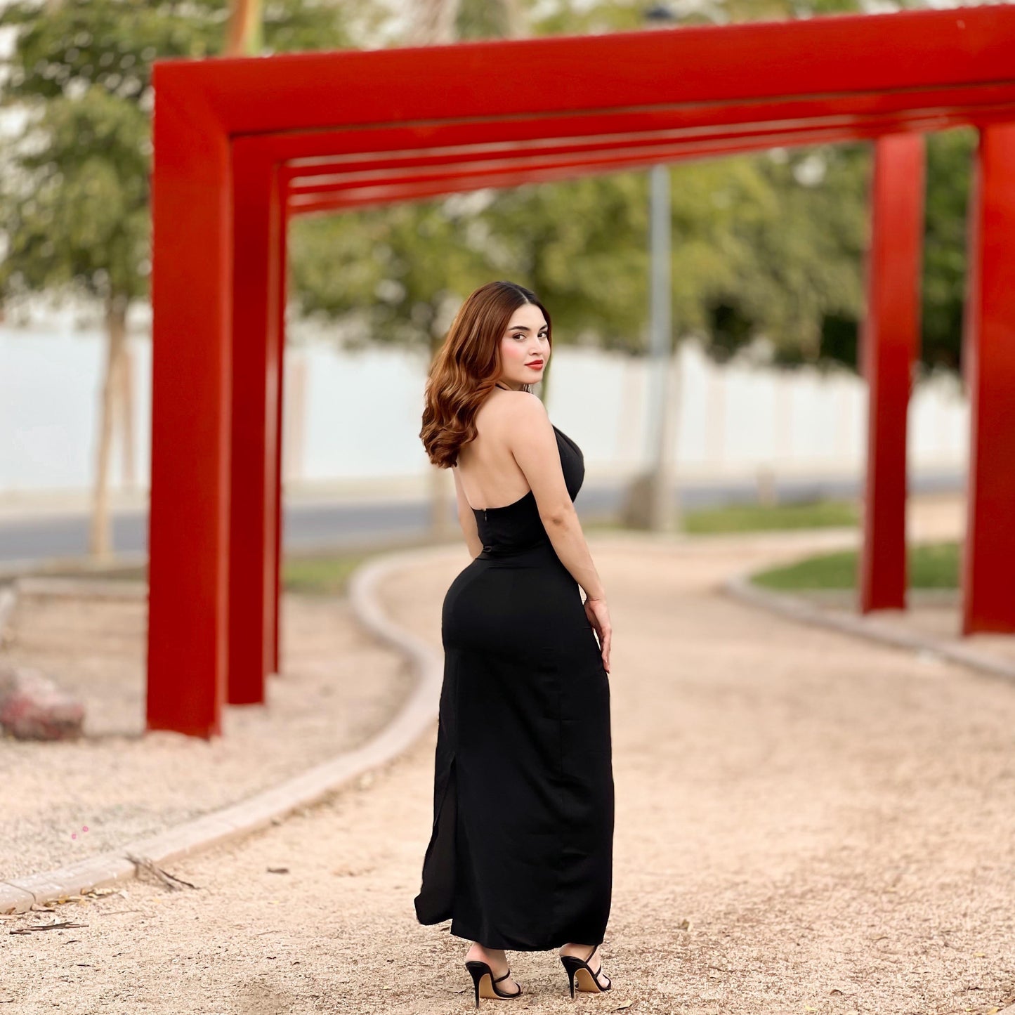 Vestido negro midi largo cuello halter