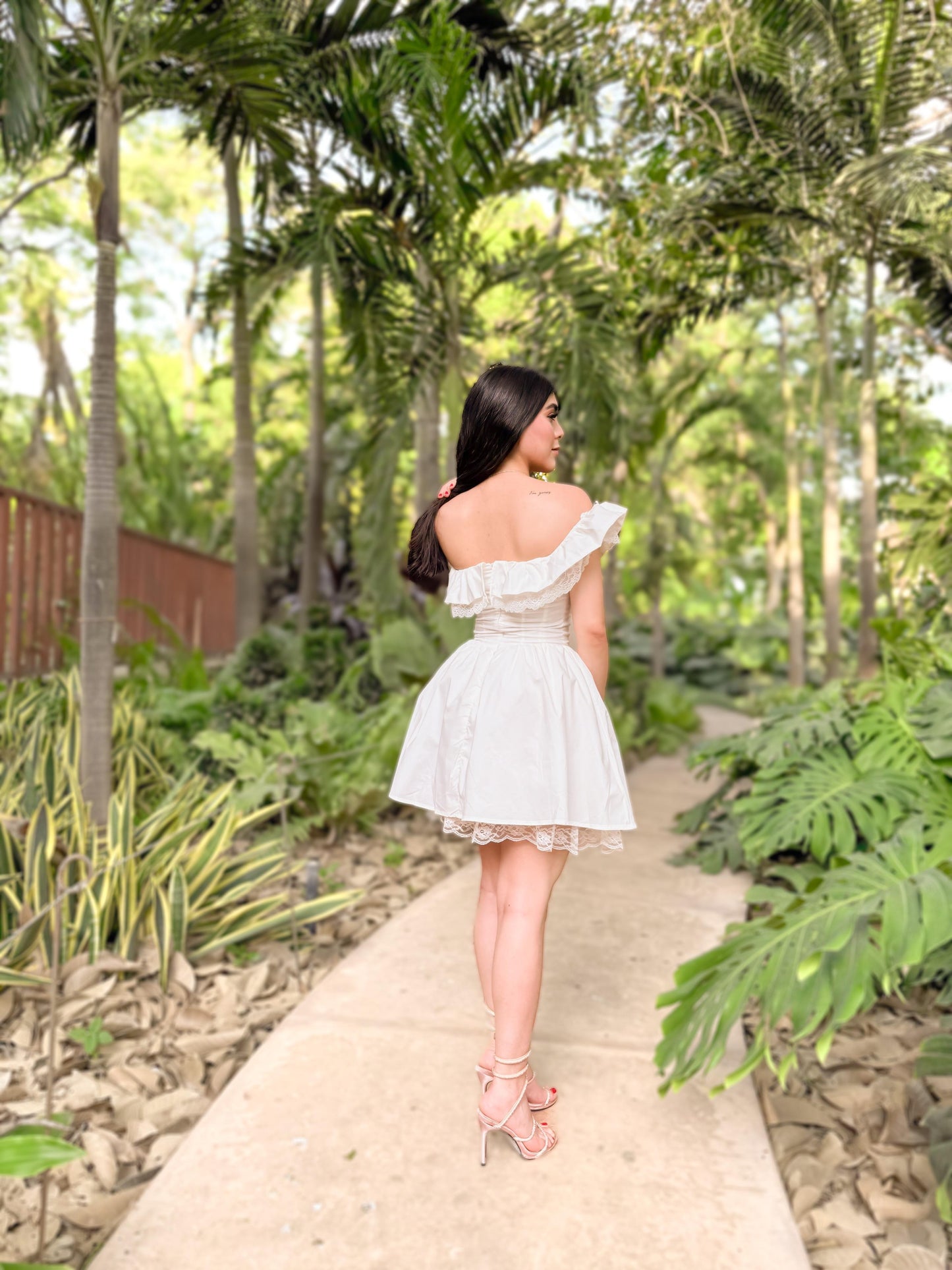 Minivestido blanco con vuelo estilo europeo