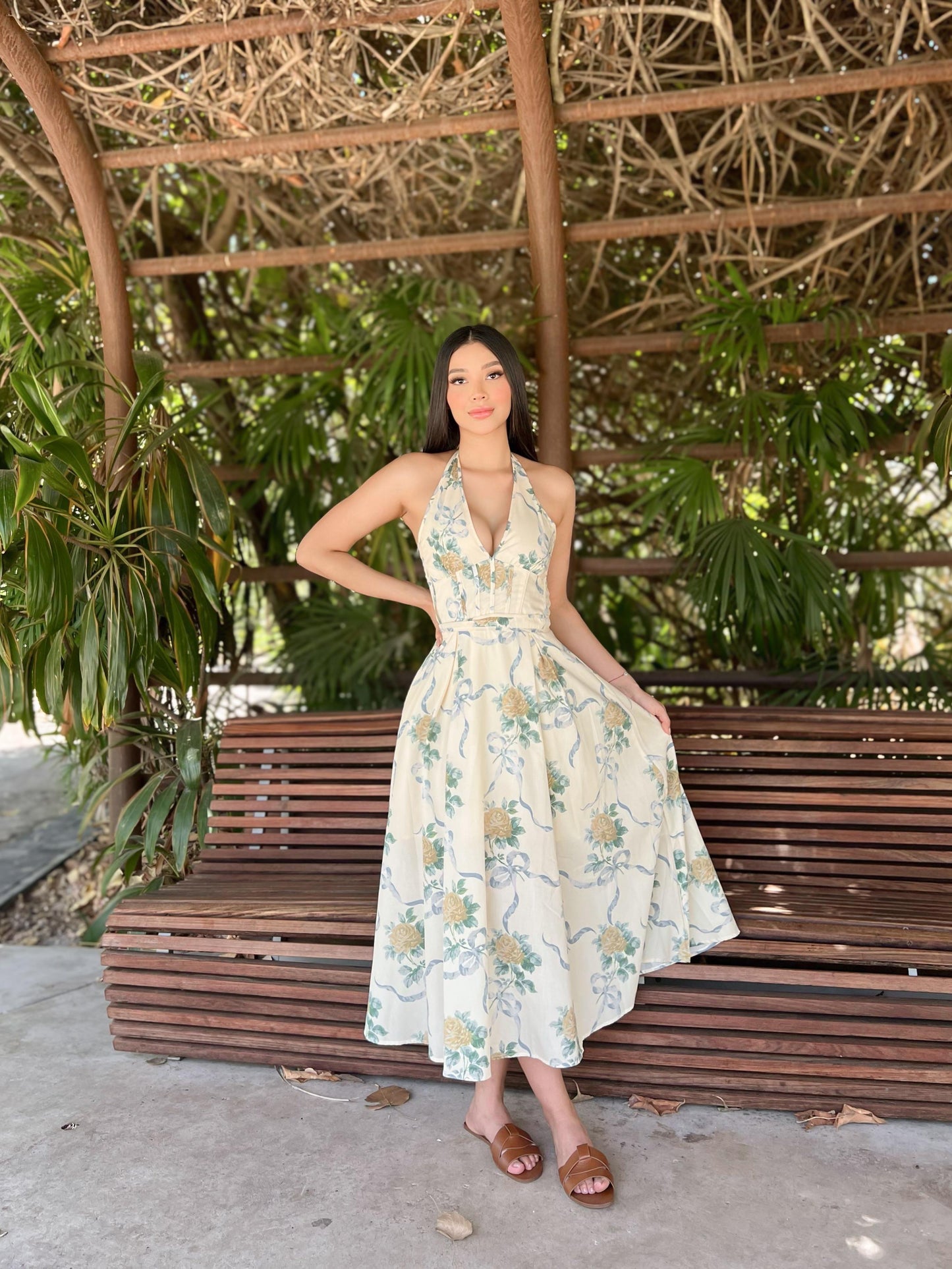 Vestido midi amarillo con vuelo