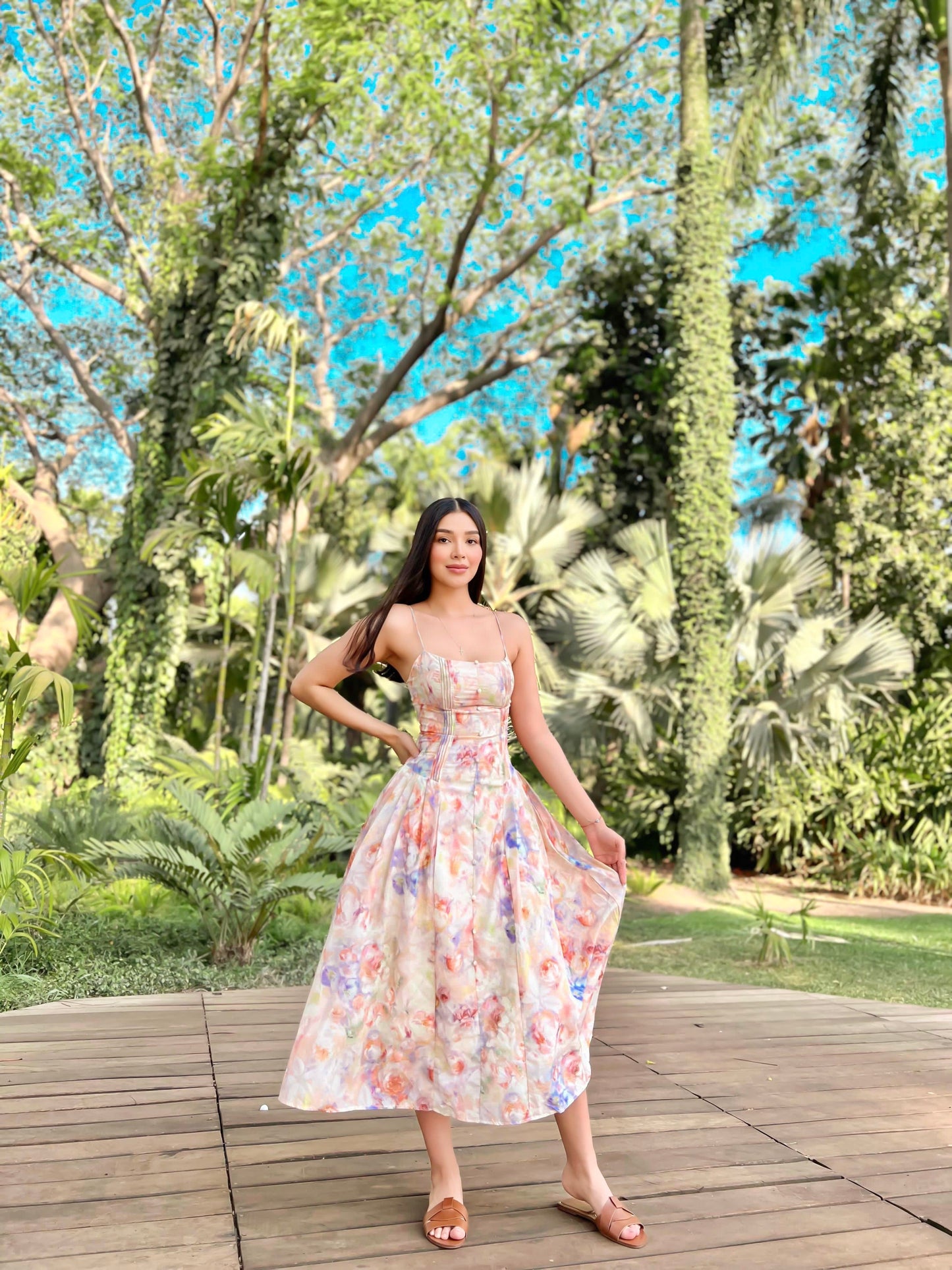 Vestido midi estampado de tirantes con vuelo