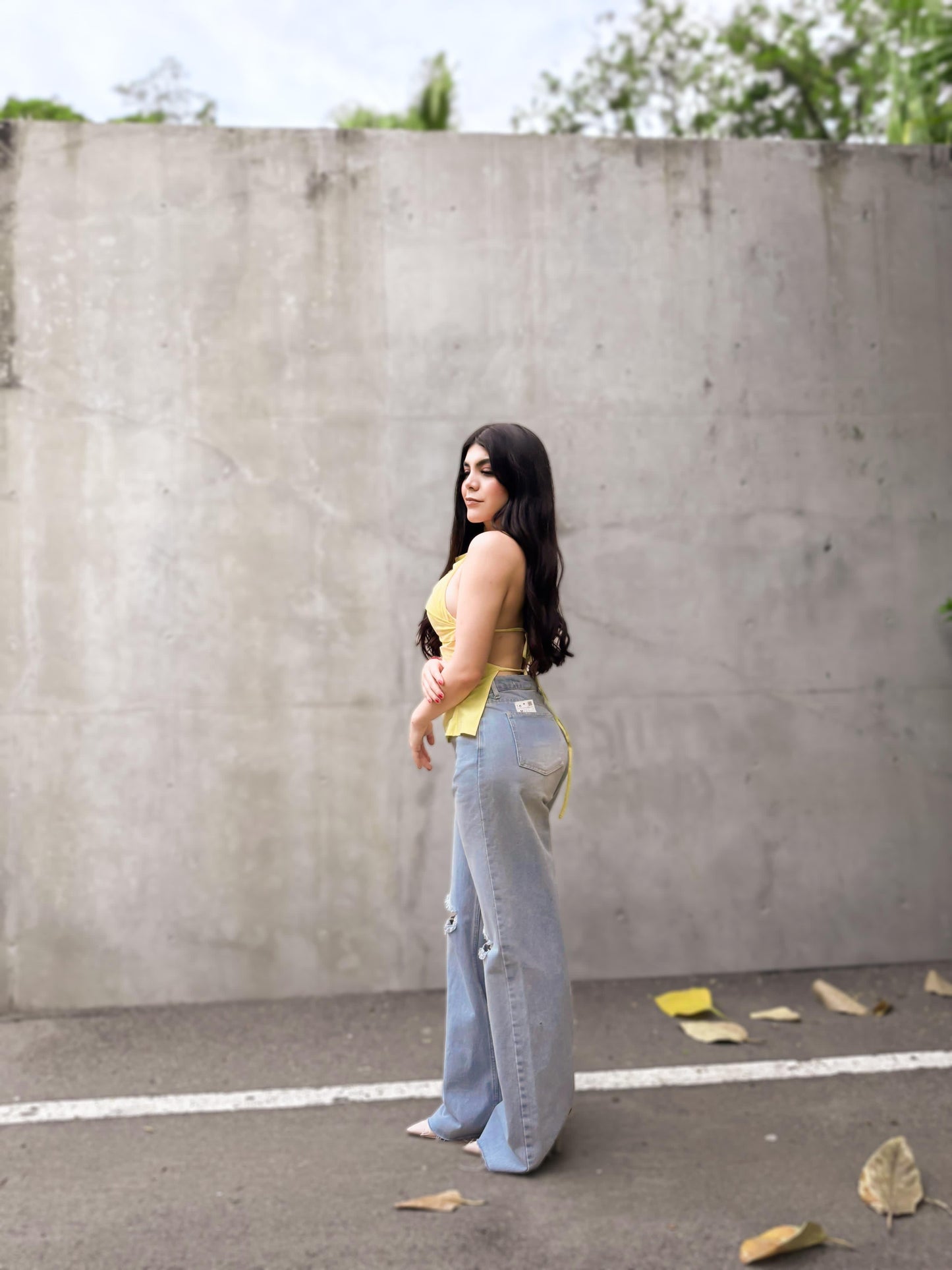 Top amarillo mantequilla con escote en espalda