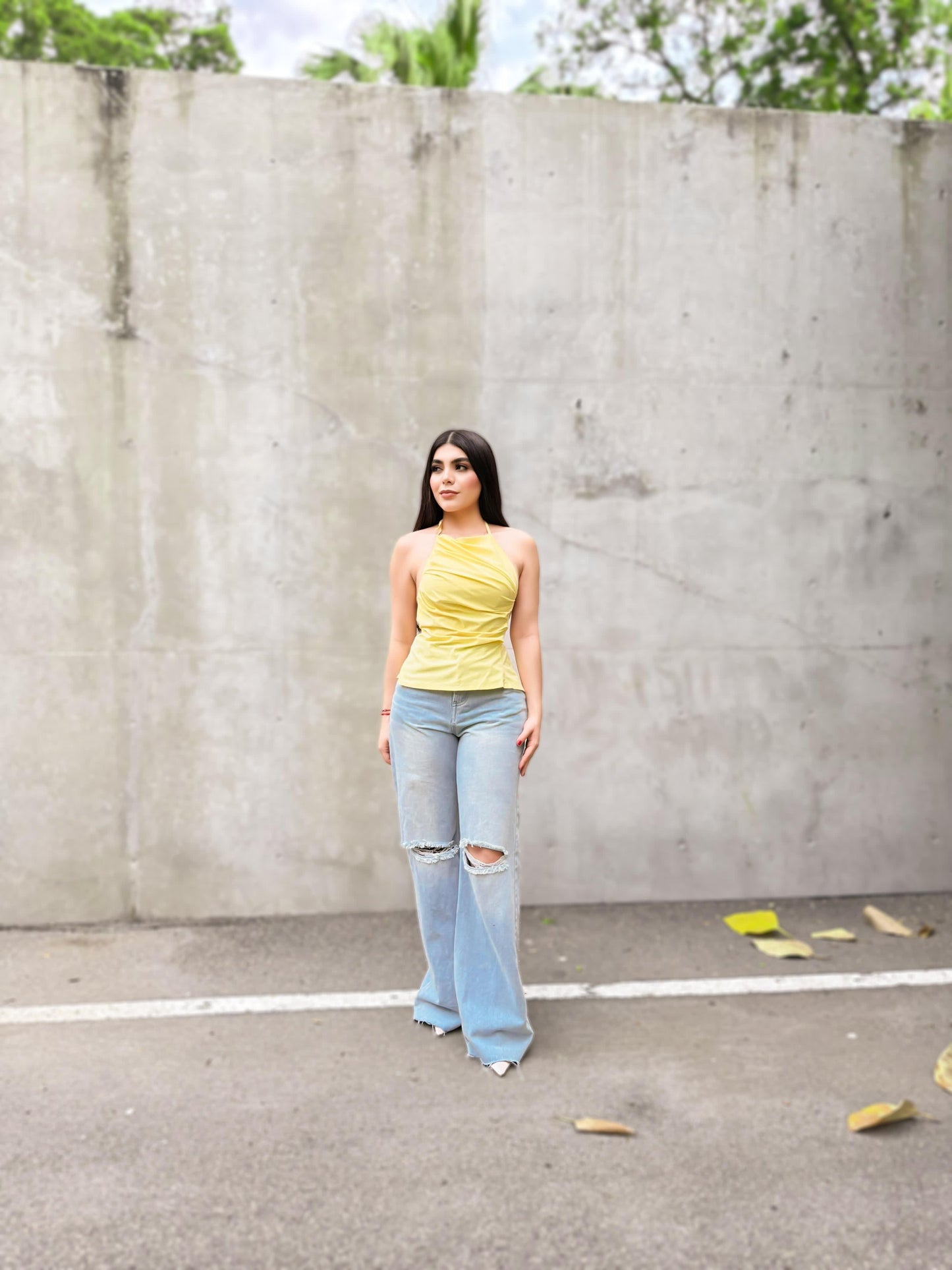 Top amarillo mantequilla con escote en espalda