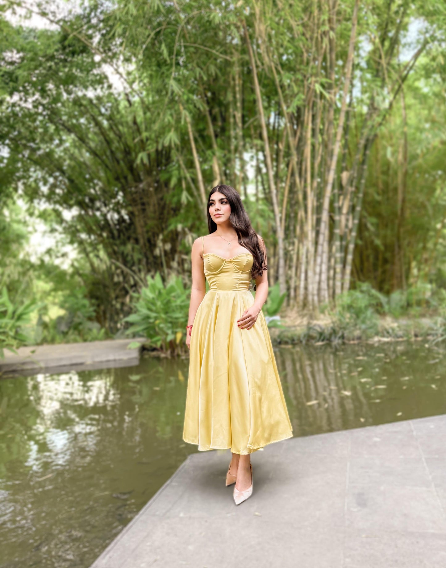 Vestido amarillo mantequilla con vuelo