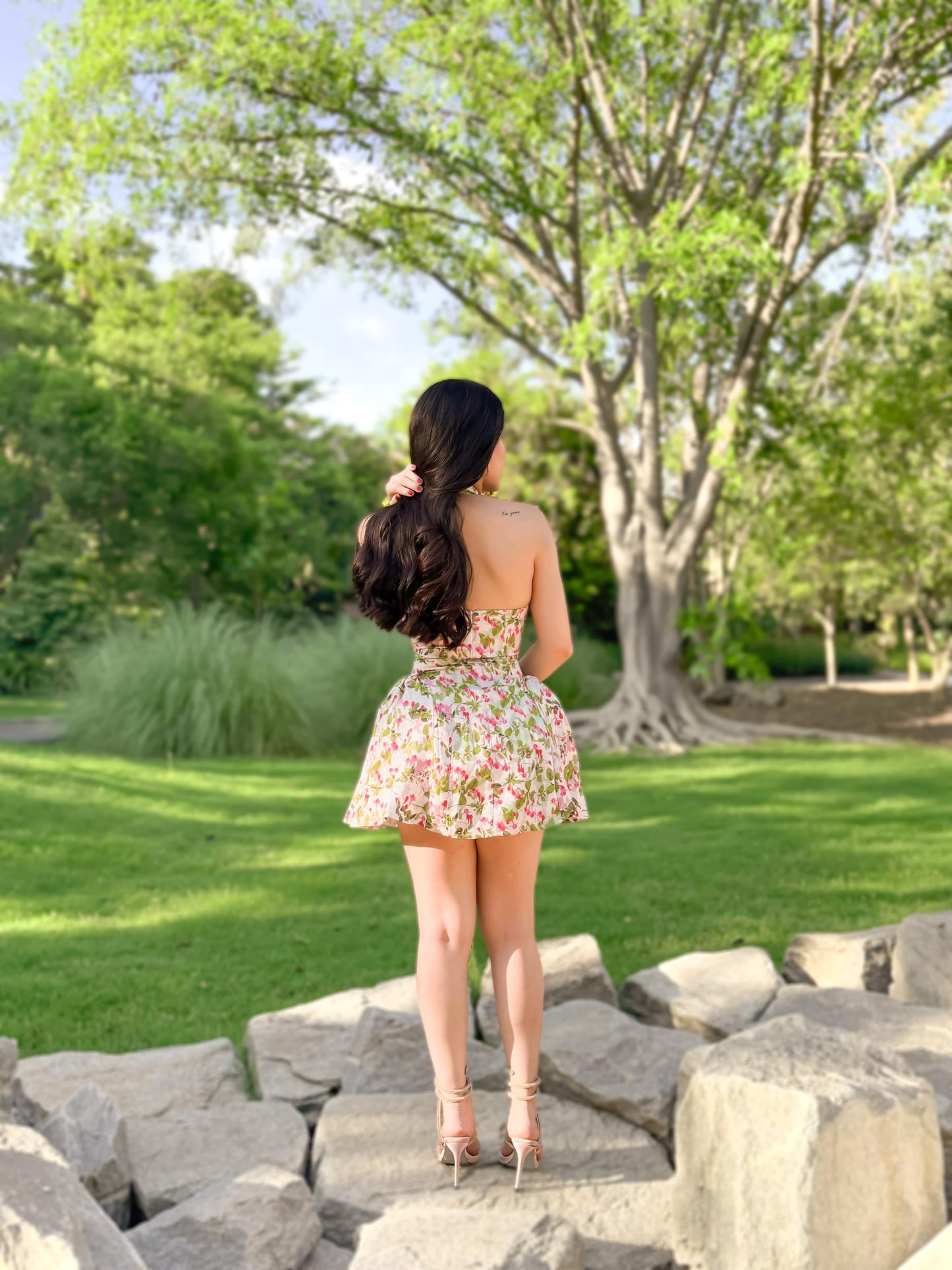 Minivestido volado con flores y escote