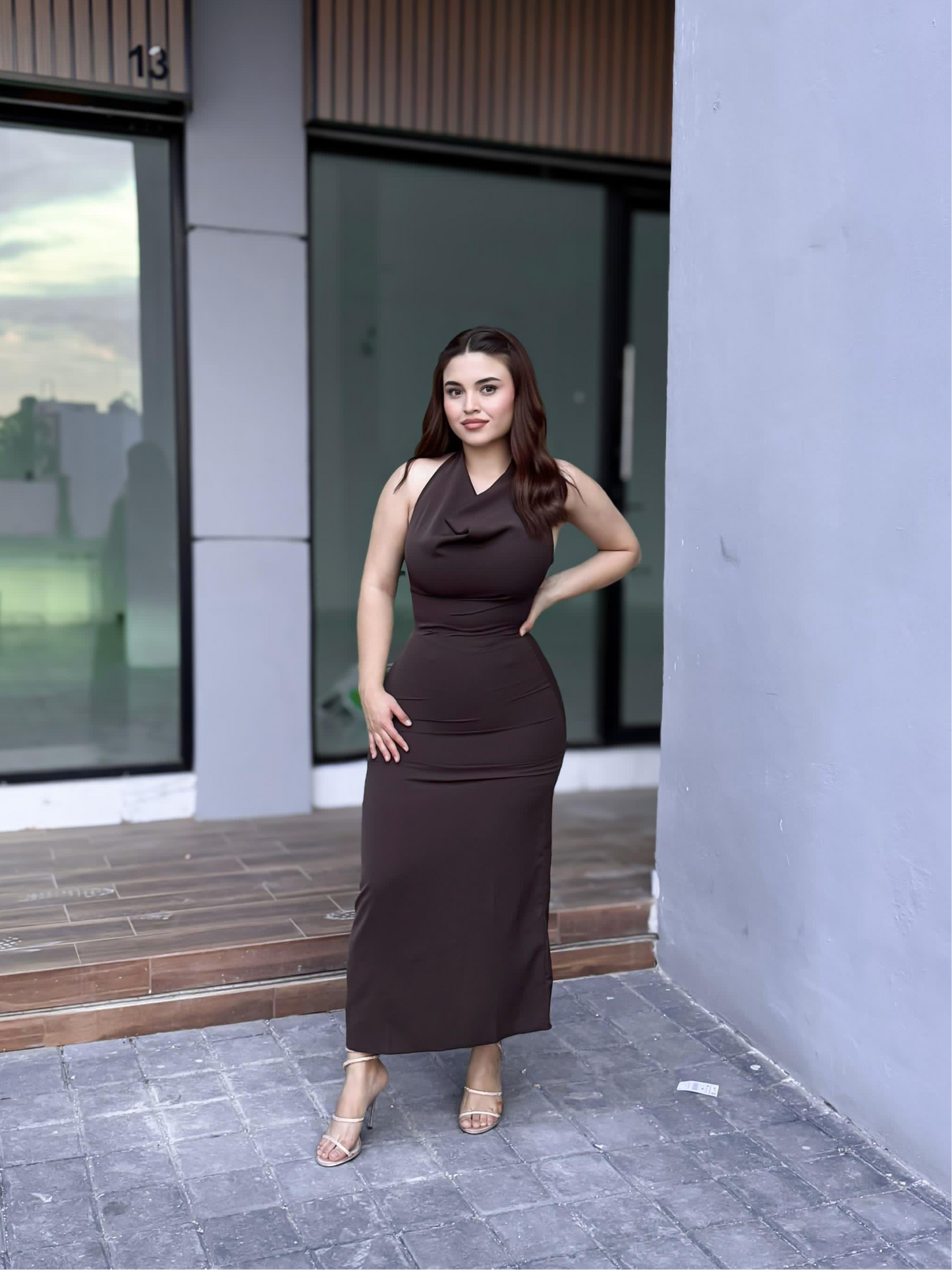 Vestido midi drapeado café cuello halter