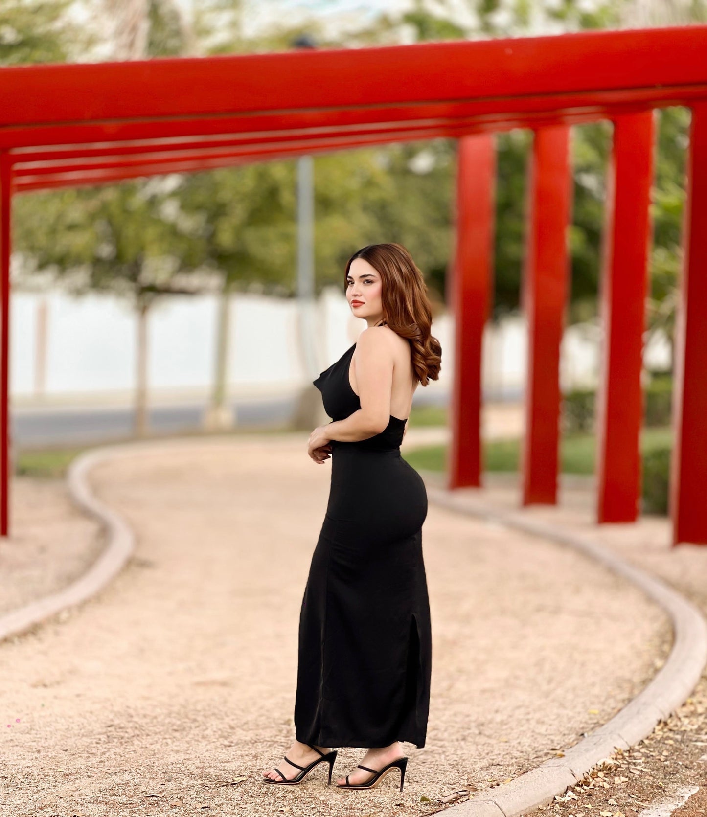 Vestido negro midi largo cuello halter