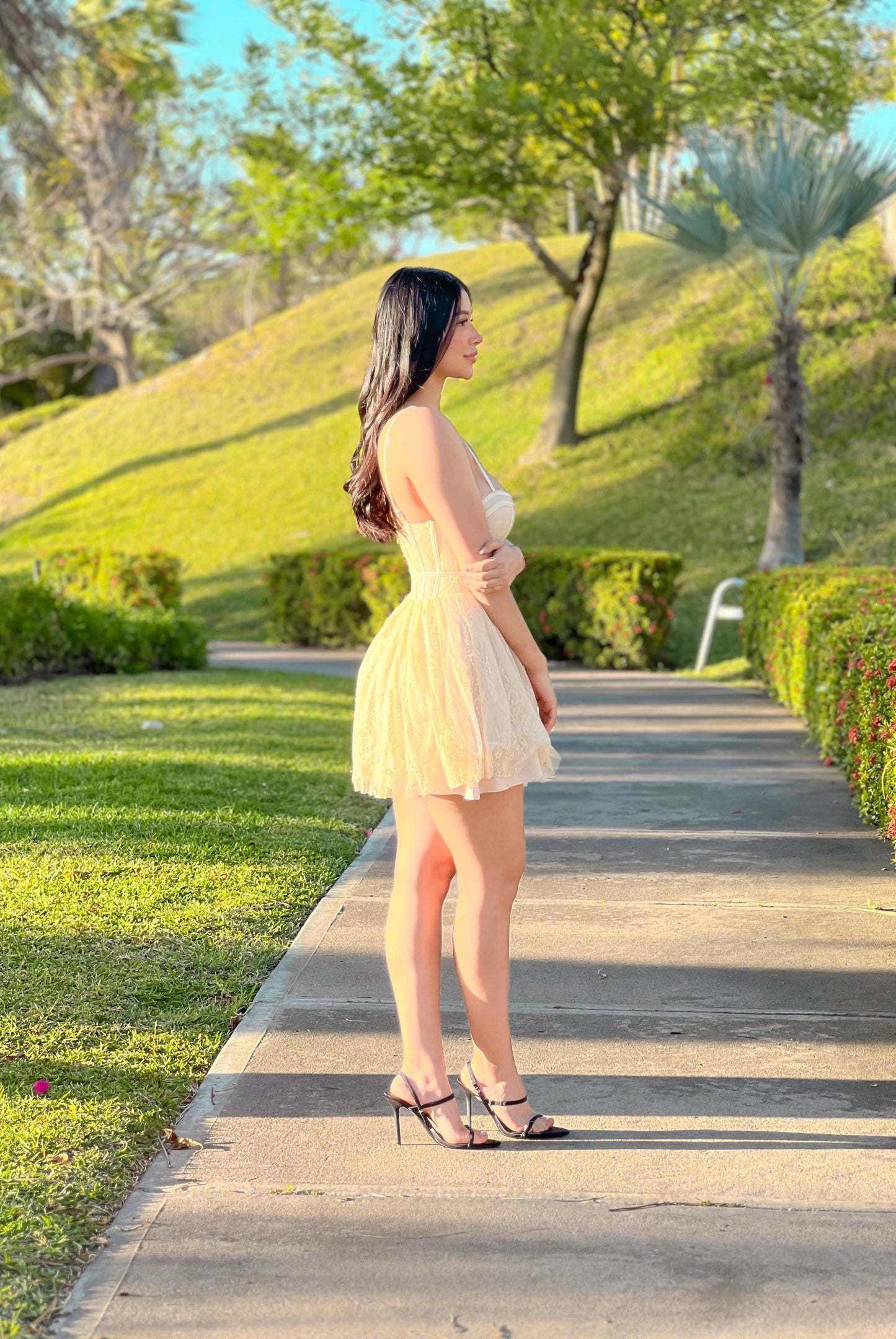 Minivestido amarillo de encage con vuelo