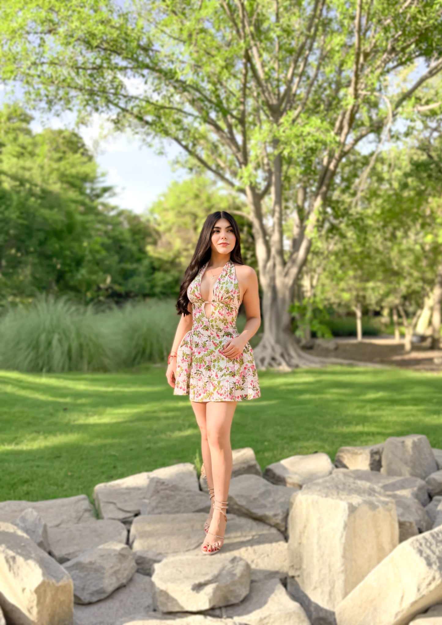 Minivestido volado con flores y escote