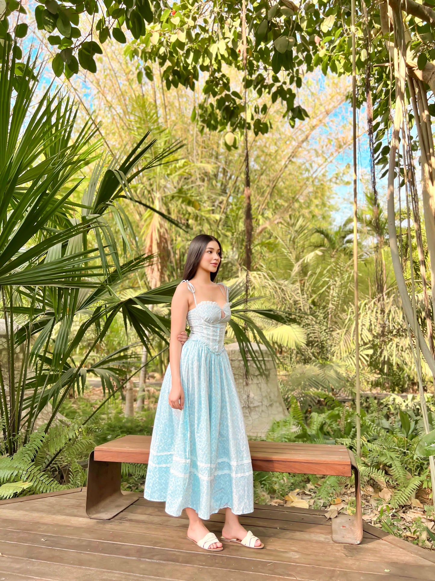 Vestido midi floral azul con bordado