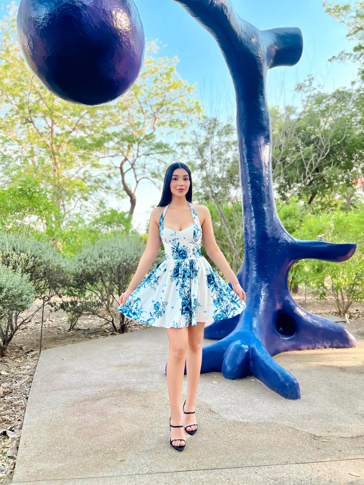 Minivestido blanco cuello halter con flores azules