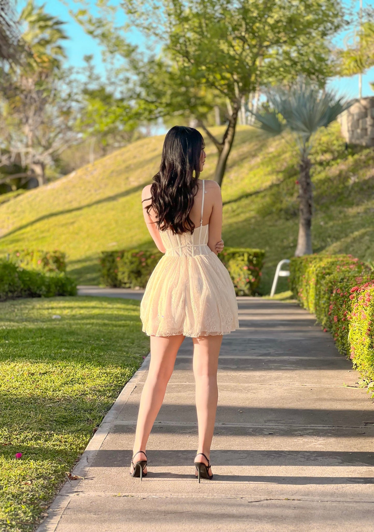 Minivestido amarillo de encage con vuelo