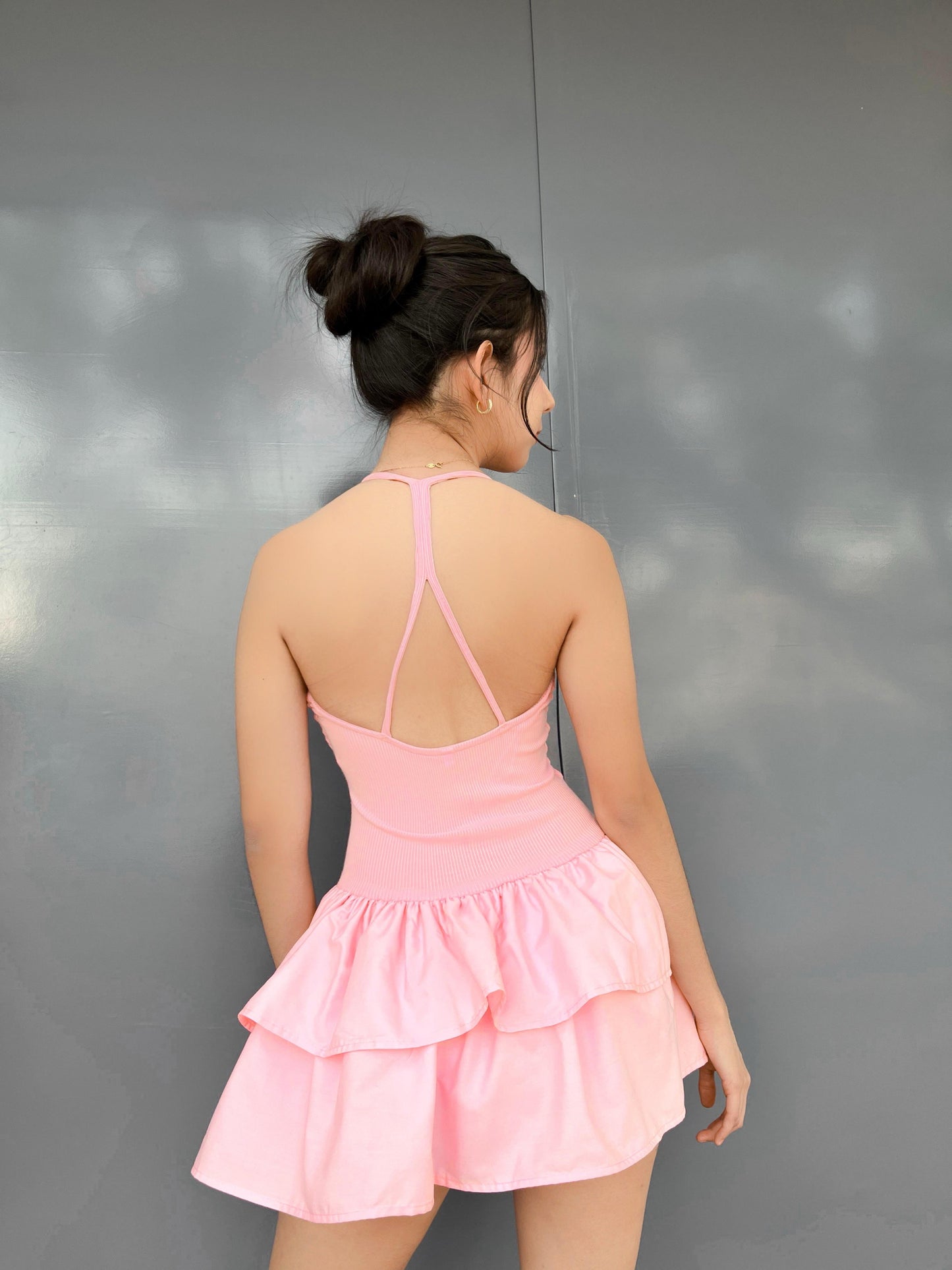 Minivestido rosa con olanes