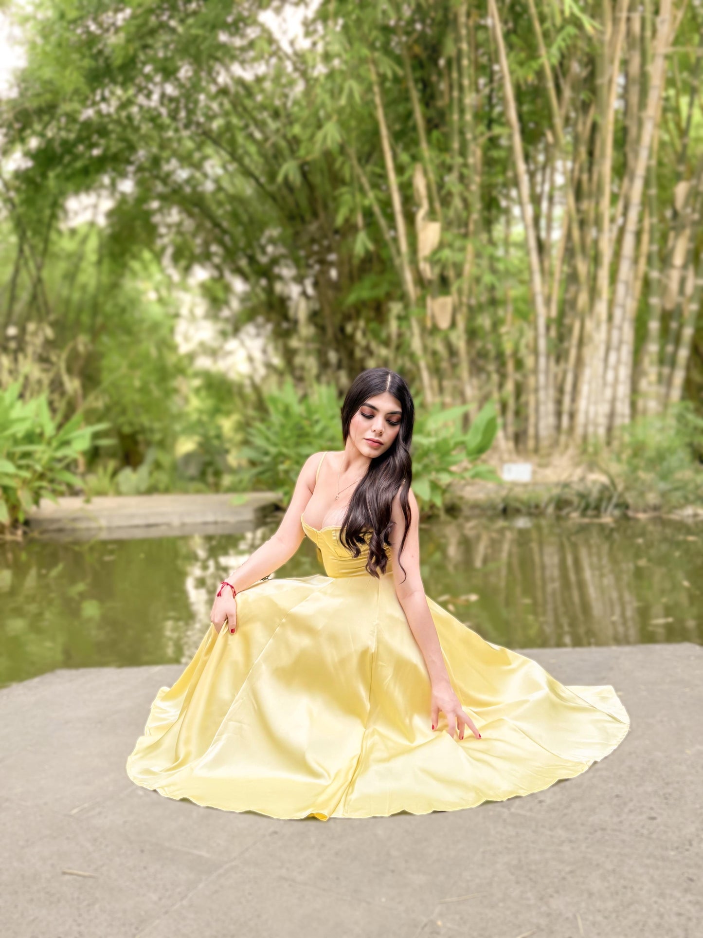 Vestido amarillo mantequilla con vuelo