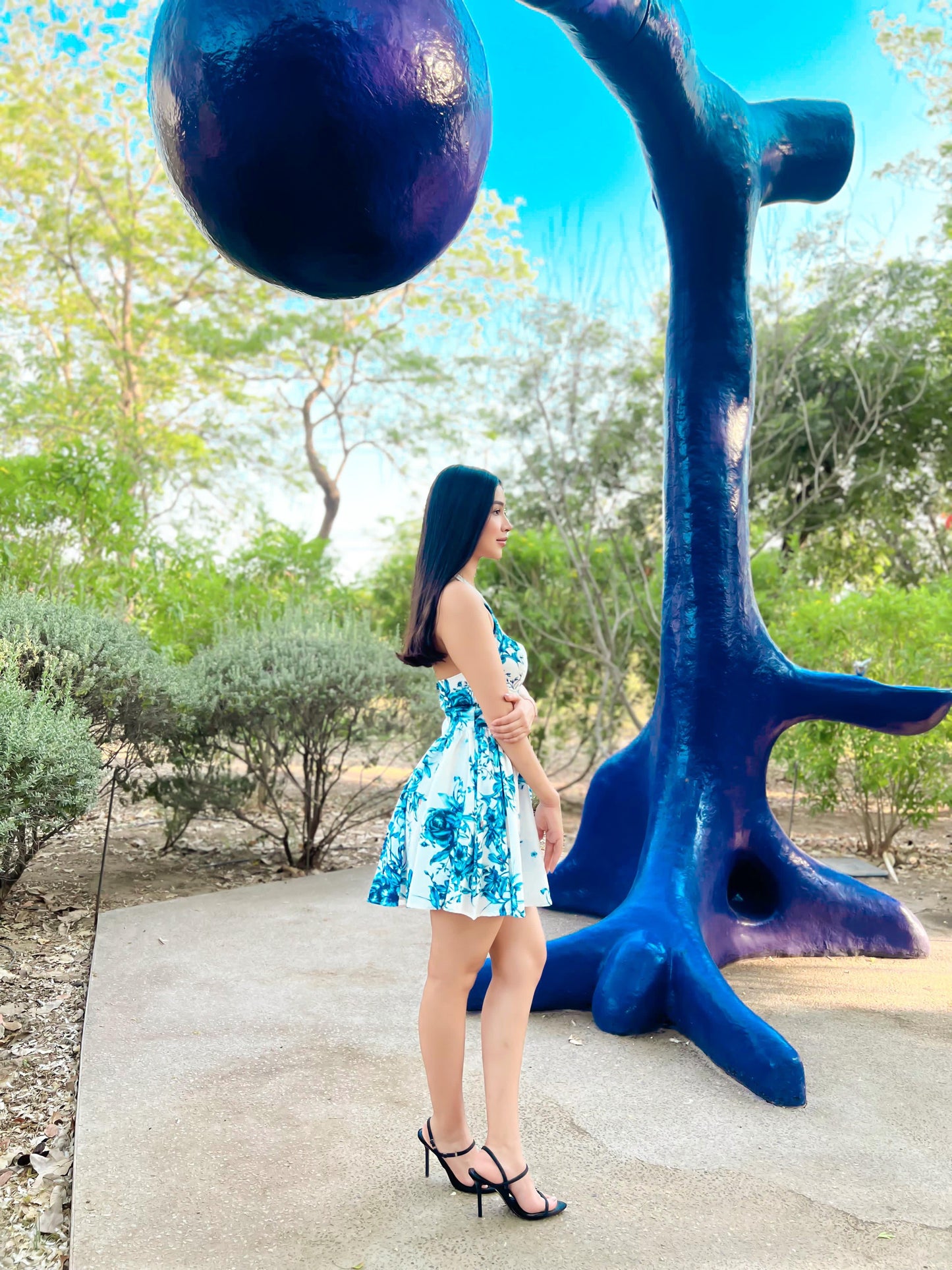 Minivestido blanco cuello halter con flores azules